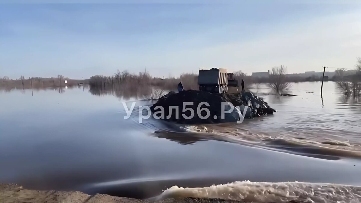 Вода идет сквозь большую промоину: как выглядит сейчас поврежденная дамба в  Орске | 56orb.ru | Дзен