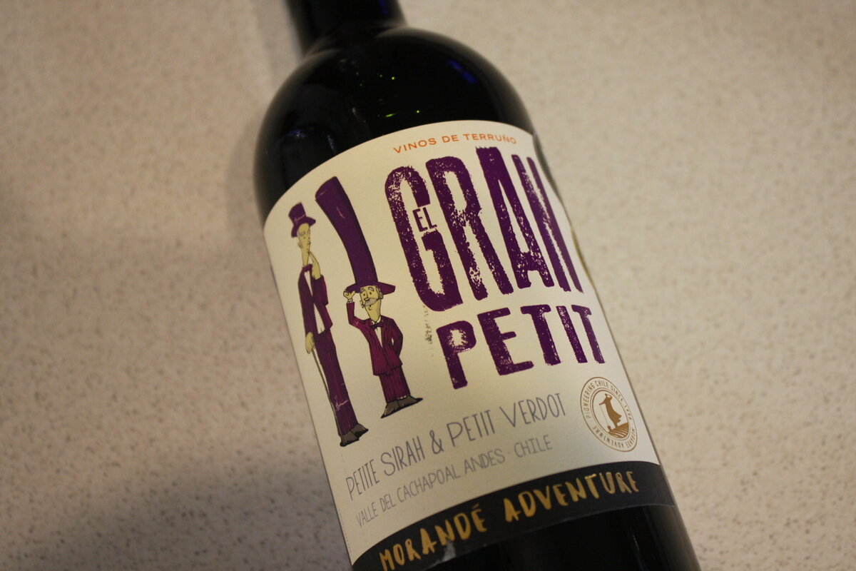 Morande Adventure El Gran Petit 2021, вино красное сухое. Чили. 
⠀
По этому вину крутейшие вводные данные – как, собственно, почти по всему проекту Adventure от Morande.