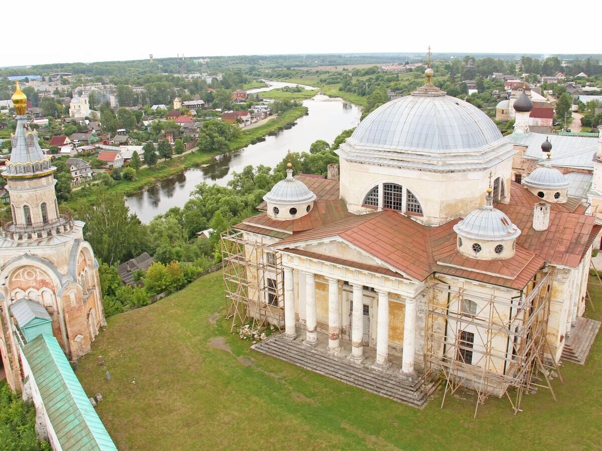    Вид на храм в Торжке© iStock.com / Ekaterina Lutokhina