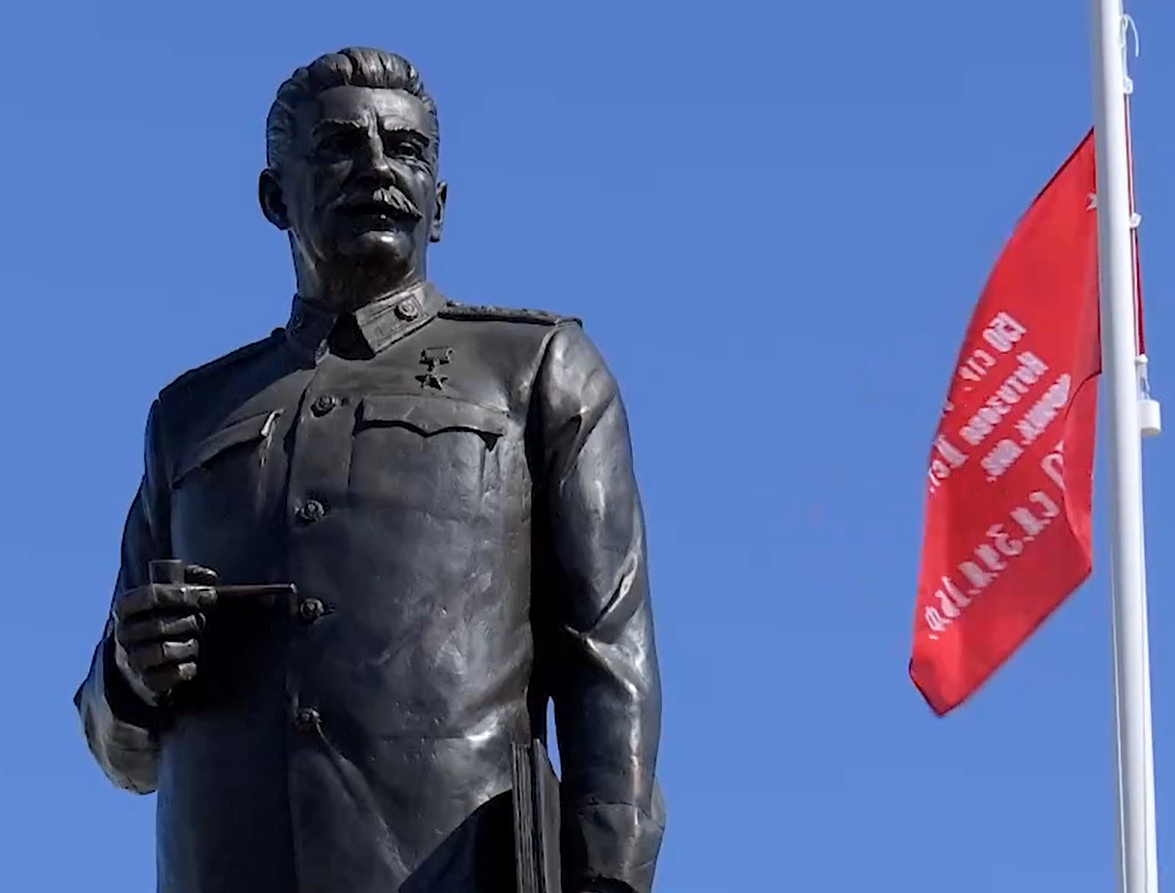 Памятник сталину в звенигороде. Памятник Сталину в великих Луках. Памятник нацистам в Канаде.
