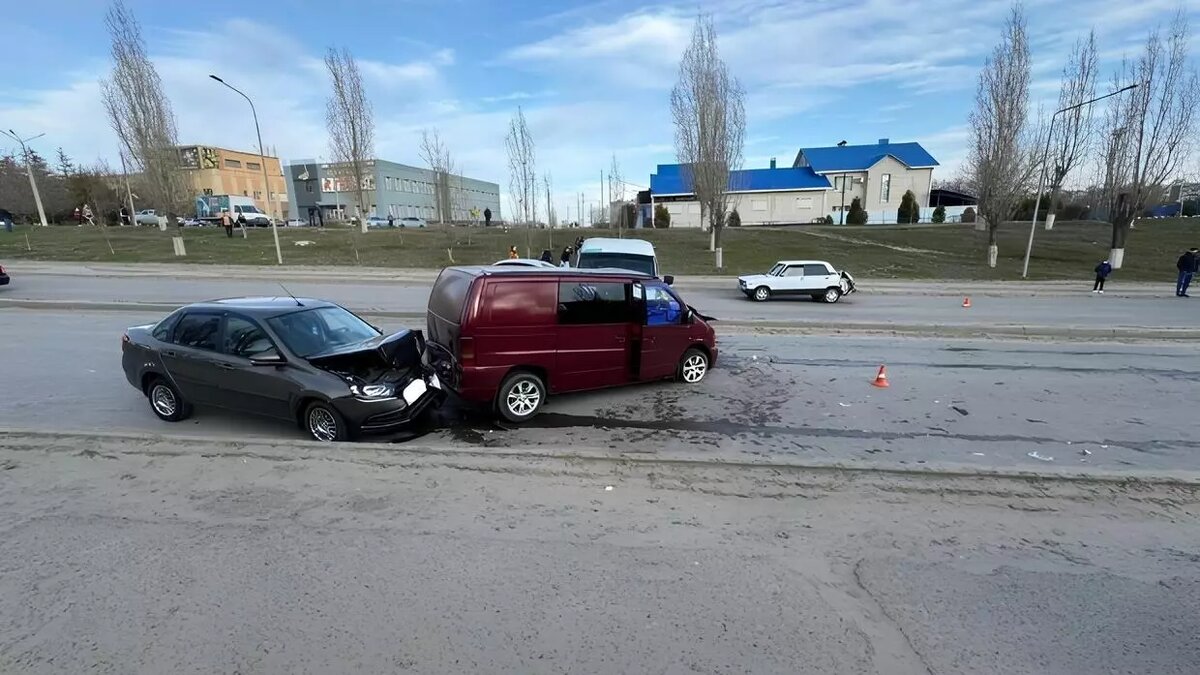     Водитель маршрутки в Камышине стал виновником массовой аварии. На дороге столкнулись сразу 4 машины. В ДТП пострадали два человека.