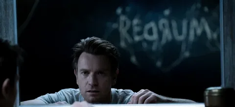 Майк Флэнеган был выбран в качестве режиссера не случайно. Он известен как постановщик таких неплохих фильмов ужасов как 'Окулус', 'Сомния', 'Игра Джеральда'. Но настоящую славу он заработал после успеха великолепного сериала 'Призраки дома на холме'. Казалось бы 'Доктор Сон' будет пытаться паразитировать на 'Сиянии', как в последнее время любят делать различные ремейки или сиквелы (например, взять того же Терминатора Темные судьбы). Но нет, Флэнегану удается удивить нас, он каким-то образом сочетает лучшие традиции культовой классики и фундаментальные основы книжного мира Кинга и соблюдает при этом современные каноны кино. И это действительно редкий случай в наше время!