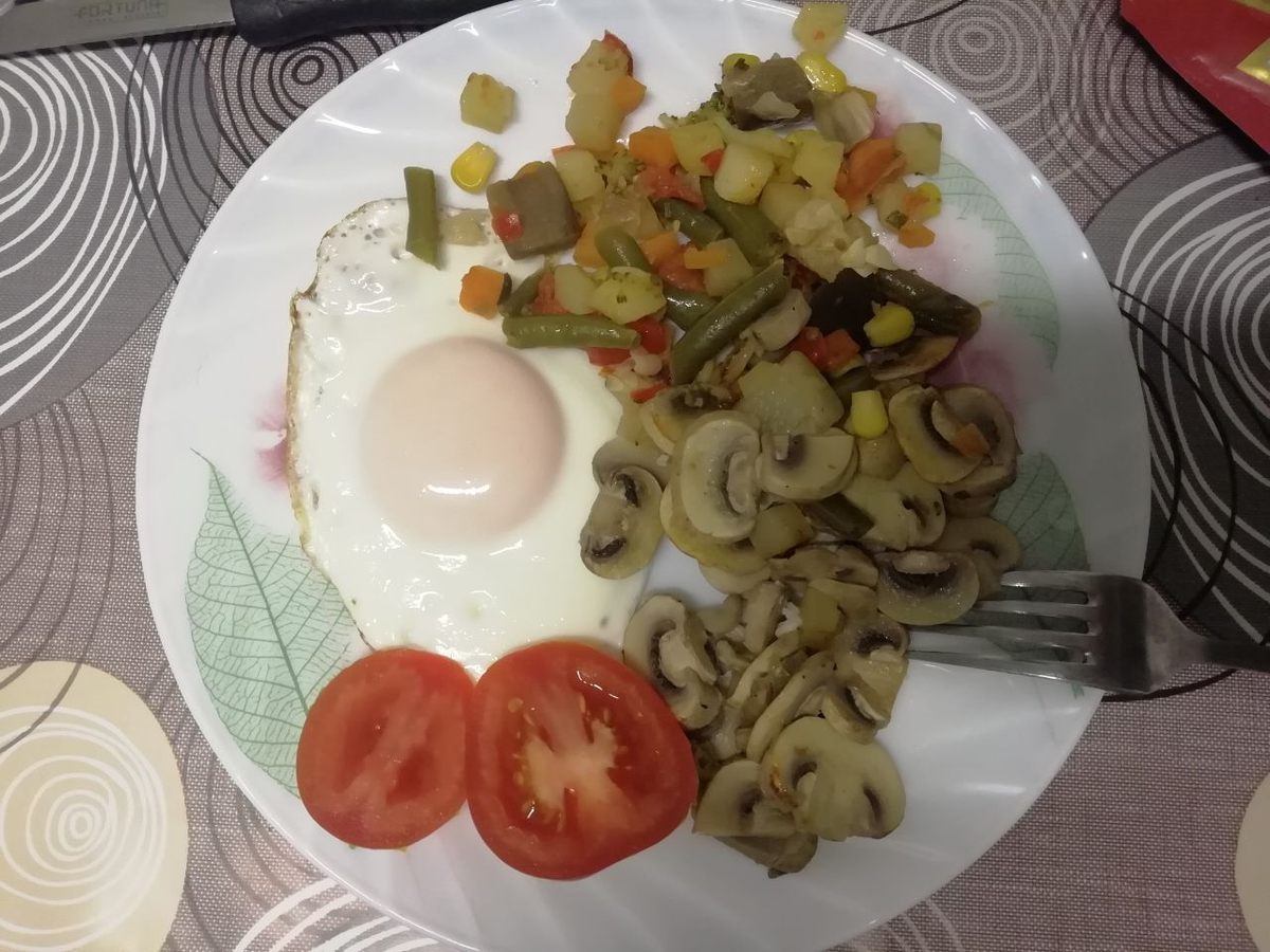 Сегодня я точно выхожу из зоны комфорта - фотографирую еду))) не знаю, почему я так это не люблю делать. На фото мой завтрак. Сыр с хлебом за кадром.