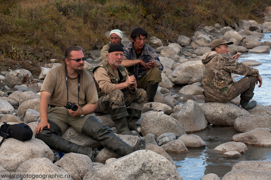 Во время дневных переходов мы не тратили время на обеденные остановки. Каждому выдавалось по сникерсу, тем и ограничивались. Вот здесь как раз небольшой перекур на одном из притоков Чибагалаха уже после брода.