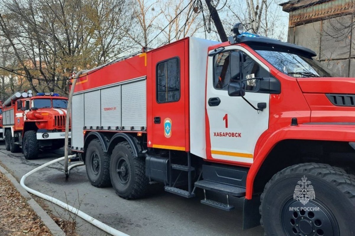 В Хабаровске спасли двух человек на пожаре в бараке | Аргументы и факты -  Хабаровск | Дзен