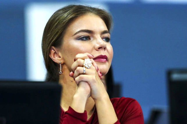 на фото Алина Кабаева с обручальным кольцом