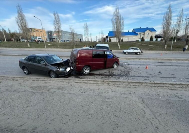   ДТП в Камышине (фото пресс-службы ГУ МВД по Волгоградской области)