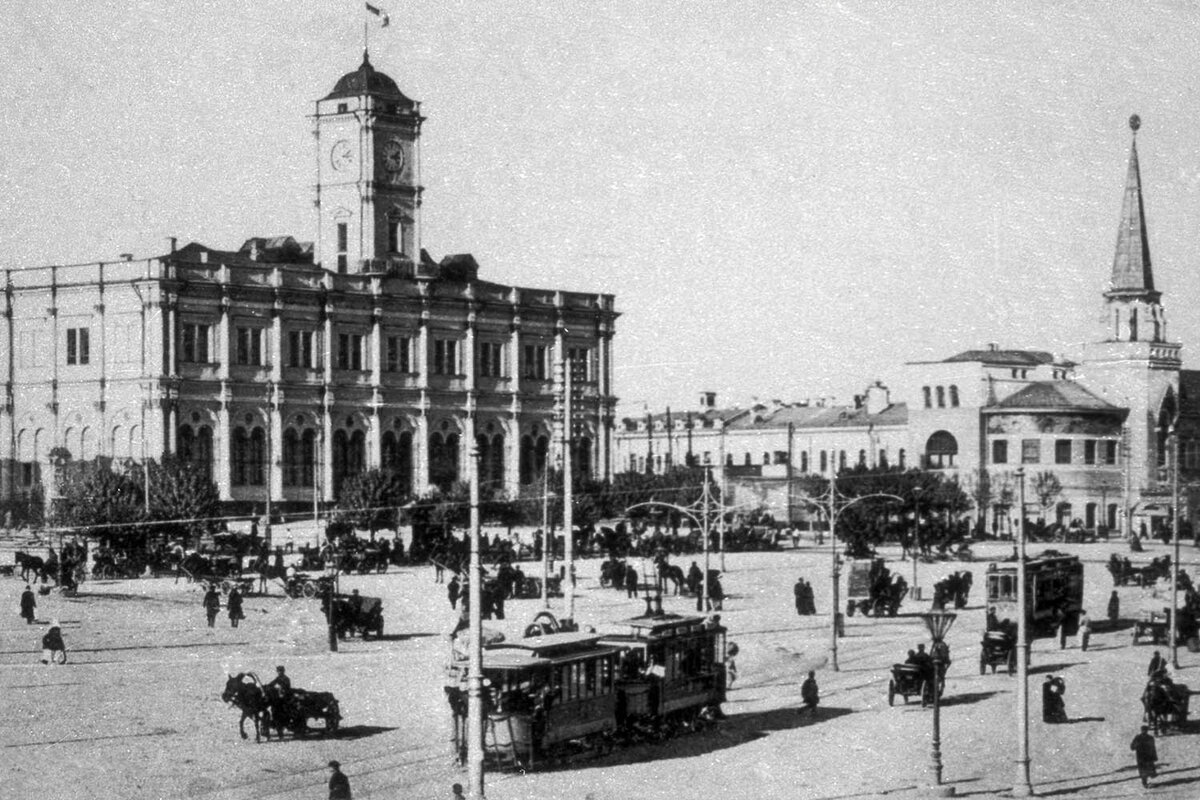    7 апреля 1899 года Общество конно-железных дорог запустило регулярное движение трамвая от Бутырской Заставы до Петровского парка. Протяжённость маршрута составляла 3,5 км. Трамвай развивал скорость до 27 км/ч. На фото: Каланчёвская (Комсомольская) площадь, вид на Николаевский и Ярославский вокзалы / РИА Новости