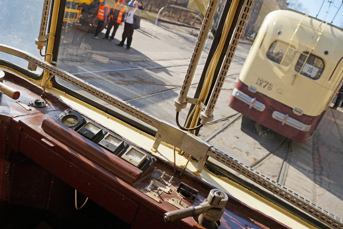    В апреле 1899 года на линию вышли немецкие трамваи марки Falkenried. Первые вагоны были деревянными, скамейки в них располагались вдоль салона. К концу этого же года появились чешские вагоны Ringhoffer / Агентство городских новостей «Москва»