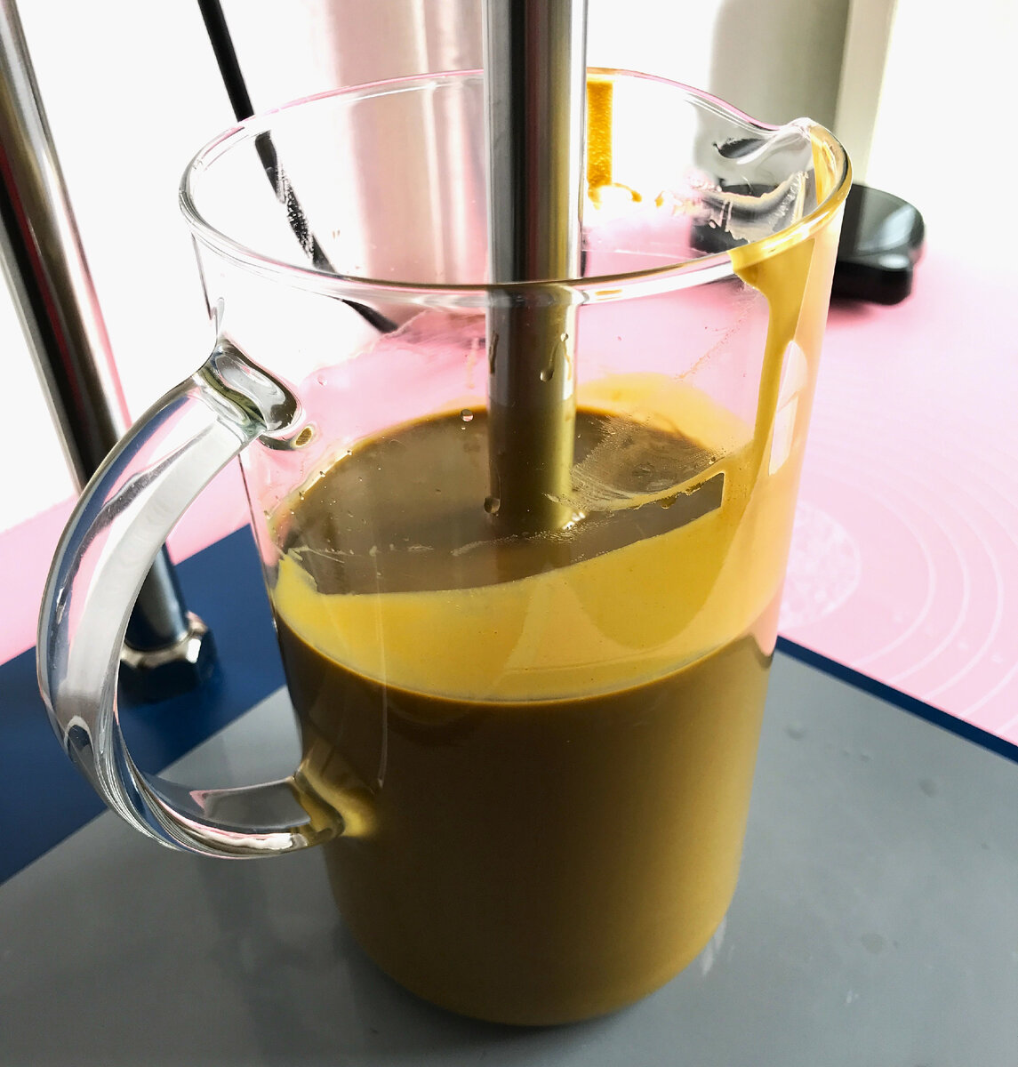 Процесс приготовления крема "Белоснежка" - фаза диспергирования/гомогенизирования. (Фото из личного архива). 