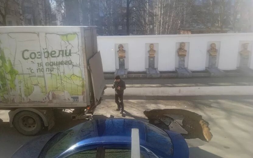    Фотофакт: асфальт провалился у мемориала комсомольцам-героям в Ижевске