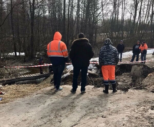     В Южском районе приступили к ликвидации провала на дороге у деревни Нагорново