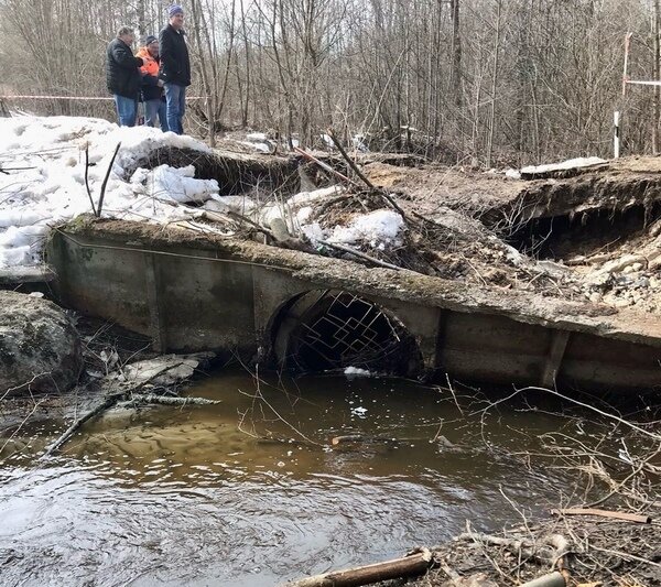     В Южском районе приступили к ликвидации провала на дороге у деревни Нагорново