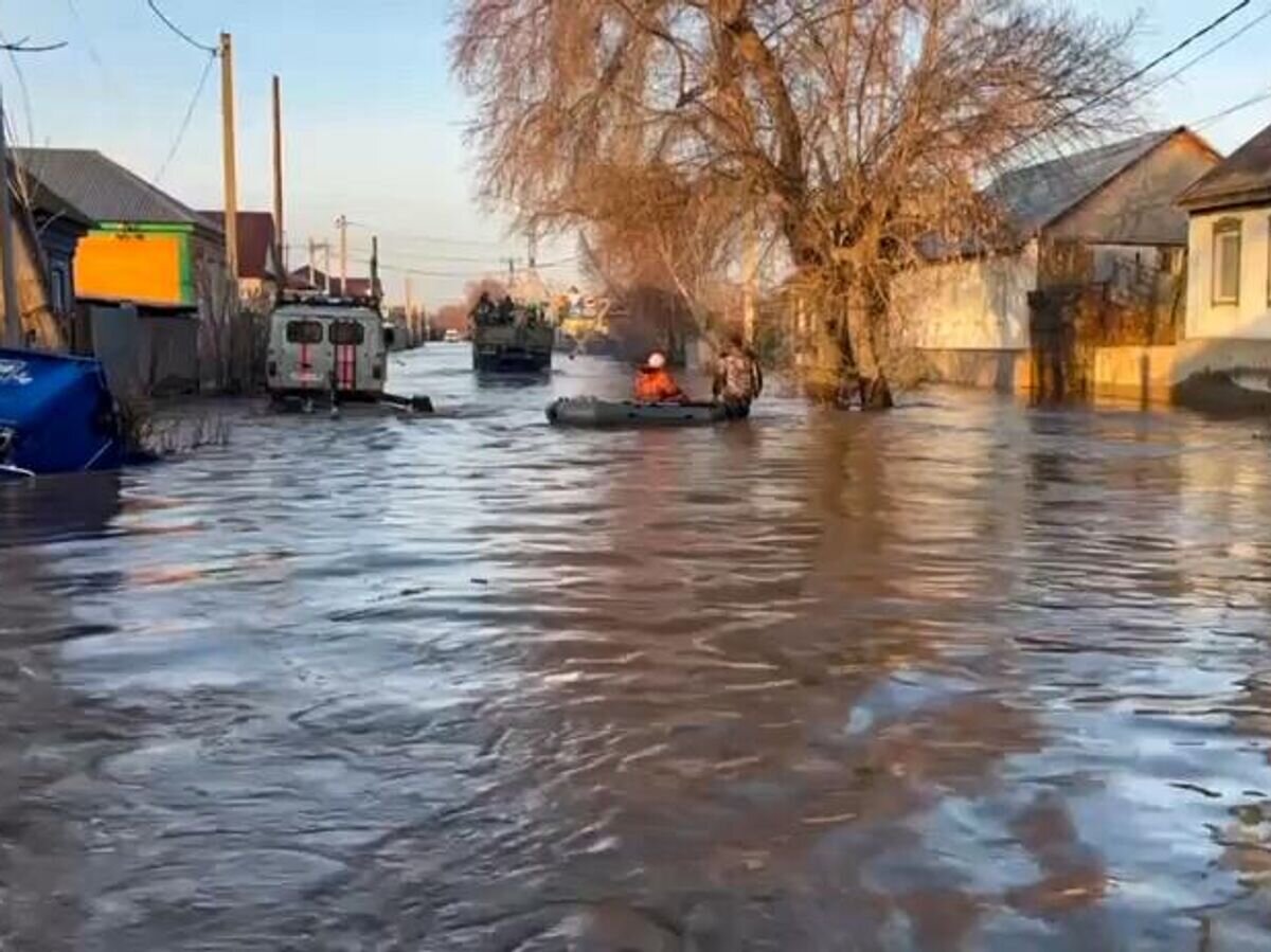    Подтопления после прорыва дамбы в микрорайоне Старый город в Орск© Пресс-служба МЧС РФ