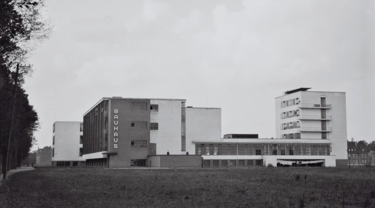 ▪️Баухаус в Дессау, архитектор Вальтер Гропиус. 1925-1926.
