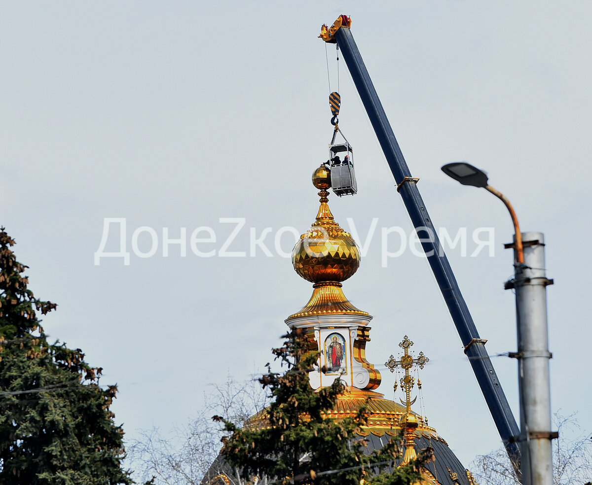 
У храма святых Петра и Февронии в центре Донецка появились бригады рабочих и строительный кран.