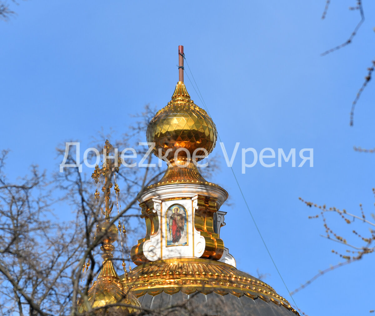 
У храма святых Петра и Февронии в центре Донецка появились бригады рабочих и строительный кран.-2