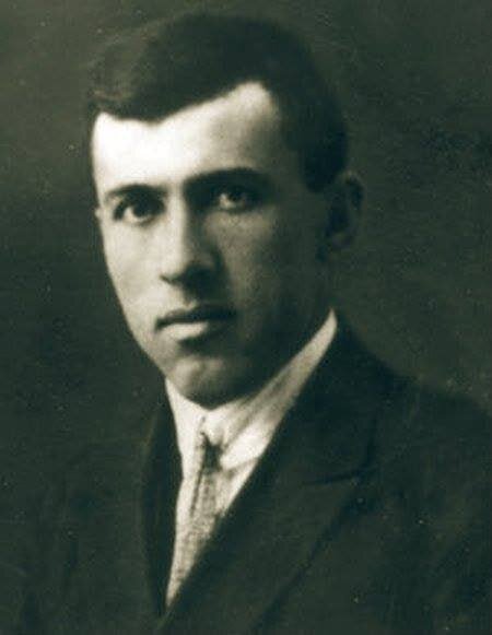Айк Асатрян — крёстный отец Цехакронизма Родился 5 февраля 1900 года в селе Ериц, гавара Алашкерт, Западная Армения, в семье корнями из Тарона.