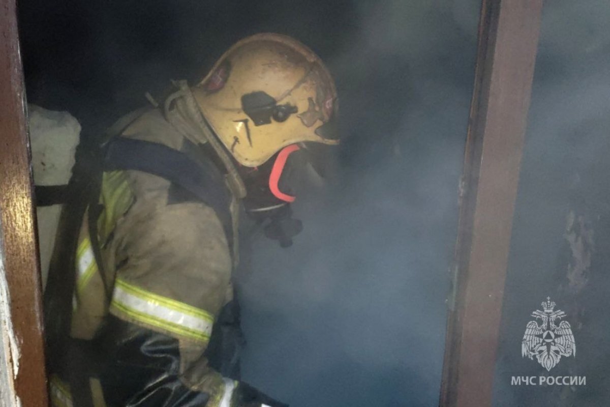    Сотрудники ДПС помогли эвакуировать людей на пожаре в многоэтажке Пскова