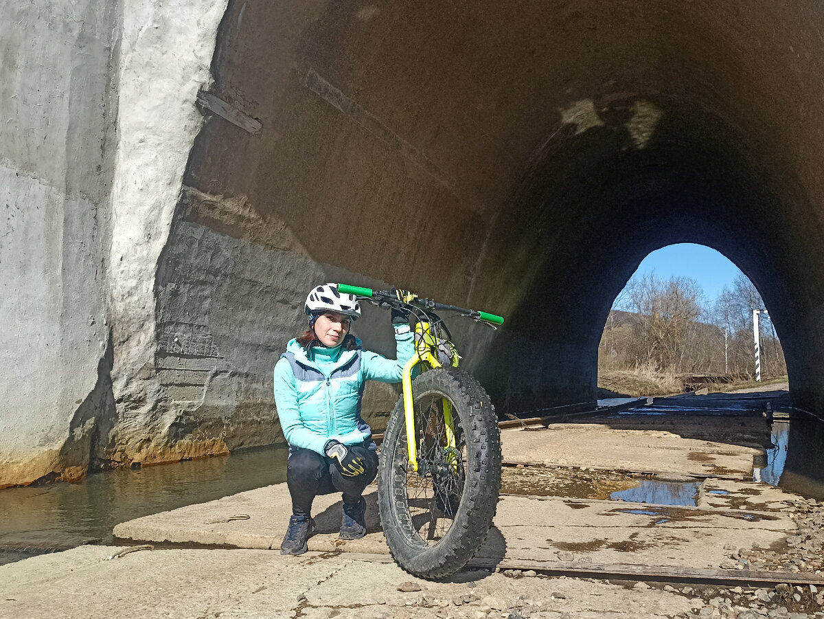 На весенней покатушке. Под ЖД мостом в Валутино. Листайте карусель