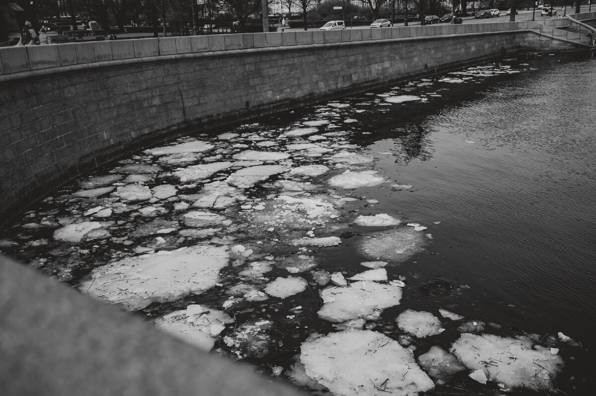 Как на ваш взгляд - есть в этом фото то самое "про что"? Оправданно ли ч/б в ней? Фото: Я