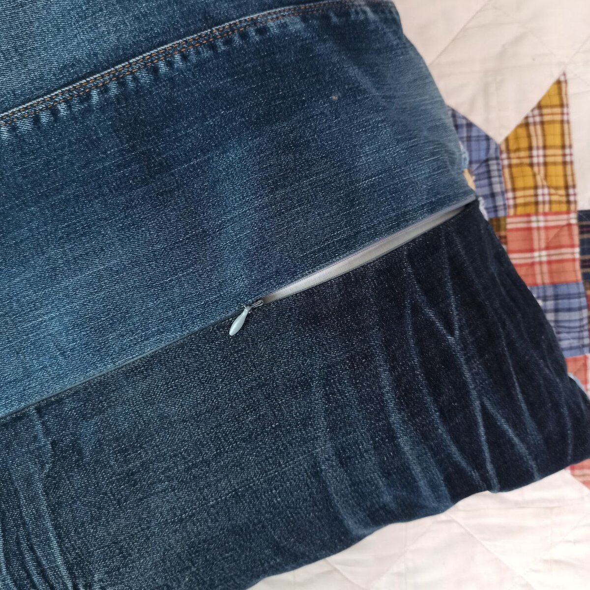 Обратная сторона подушки