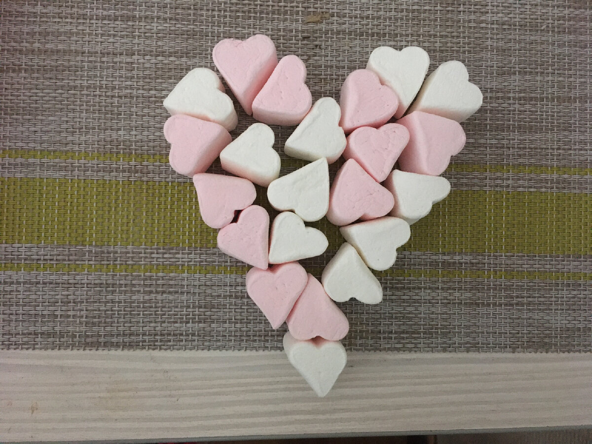 Ваня выложил для мамы  сердечко из зефира 🥰 По своей инициативе) 