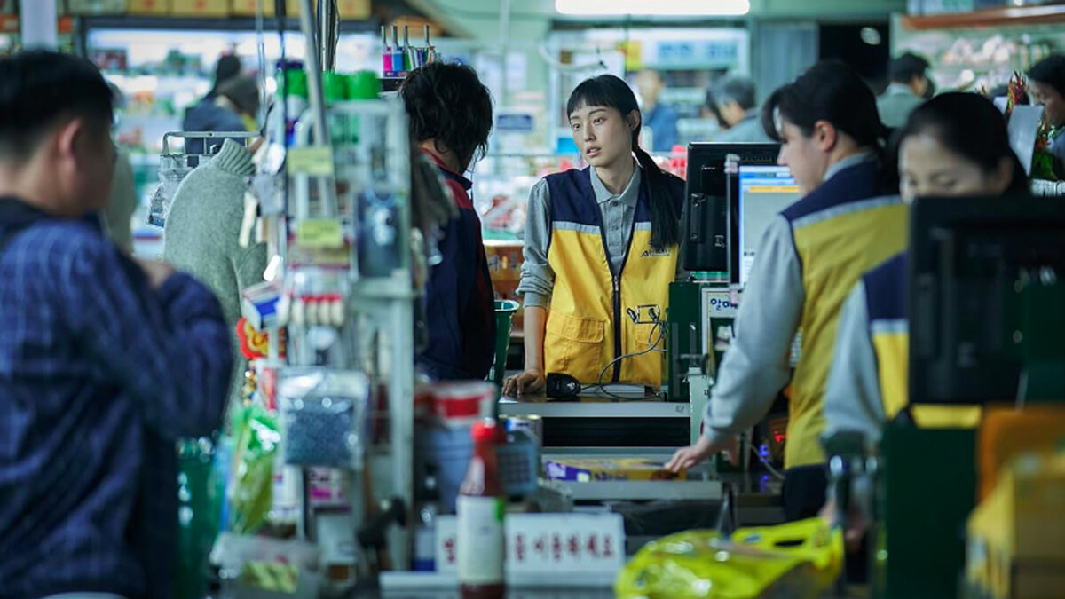 Кадр из сериала "Паразит: Серый"