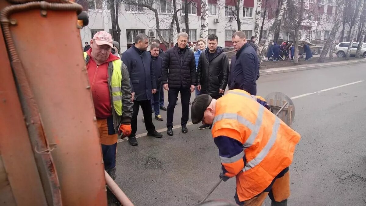     В Башкирии — сложная ситуация с состоянием дорог, но пока ямочный ремонт идет в небольших объемах.