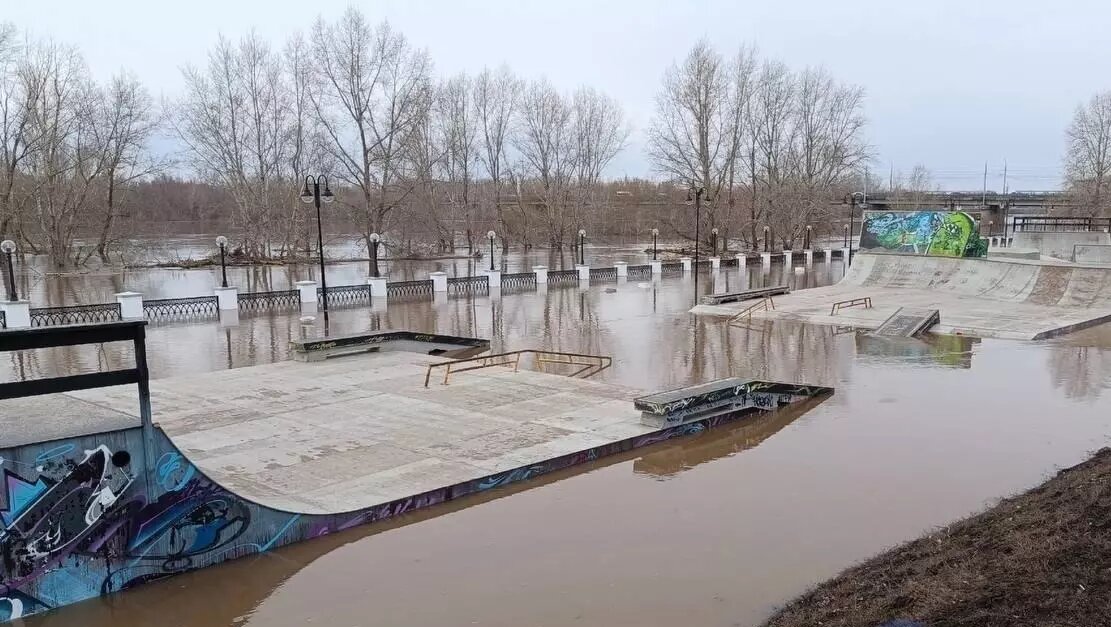 Набережная в Оренбурге вся в воде. Фото: Подслушано Оренбург