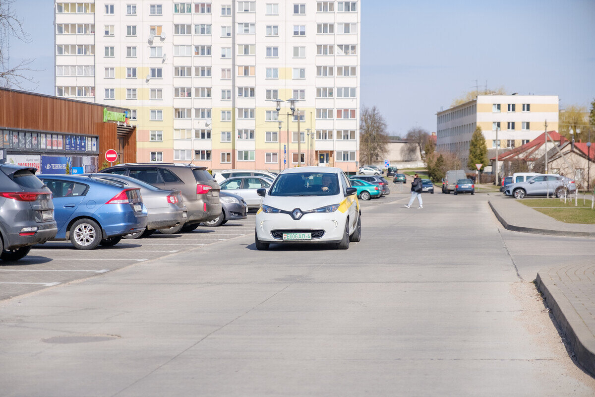 В среднем «электричка» в такси может принести 8 000 рублей в месяц  «грязными»: гродненские владельцы Renault Zoe рассказали о выгоде  «электричек» для работы в такси | Новости Гродно s13.ru | Дзен