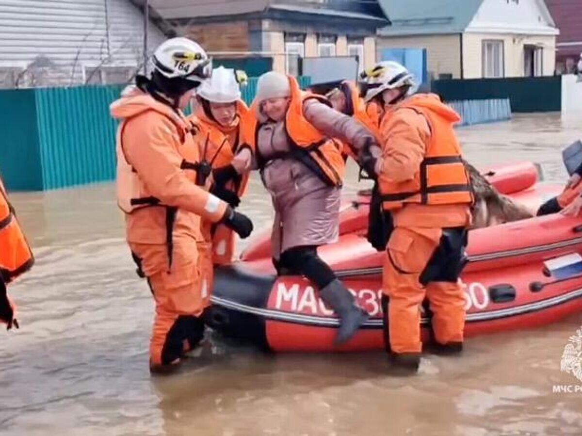    Сотрудники МЧС РФ и коммунальных служб на месте подтопления после прорыва дамбы в микрорайоне Старый город в Орске© Фото : МЧС России/Telegram