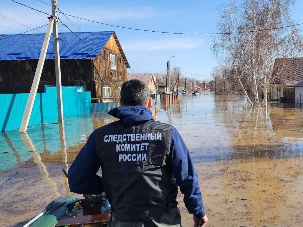    Сотрудник СК РФ на месте ЧП в Орске Оренбургской области© Фото : СУ СК России по Оренбургской области/ВКонтакте