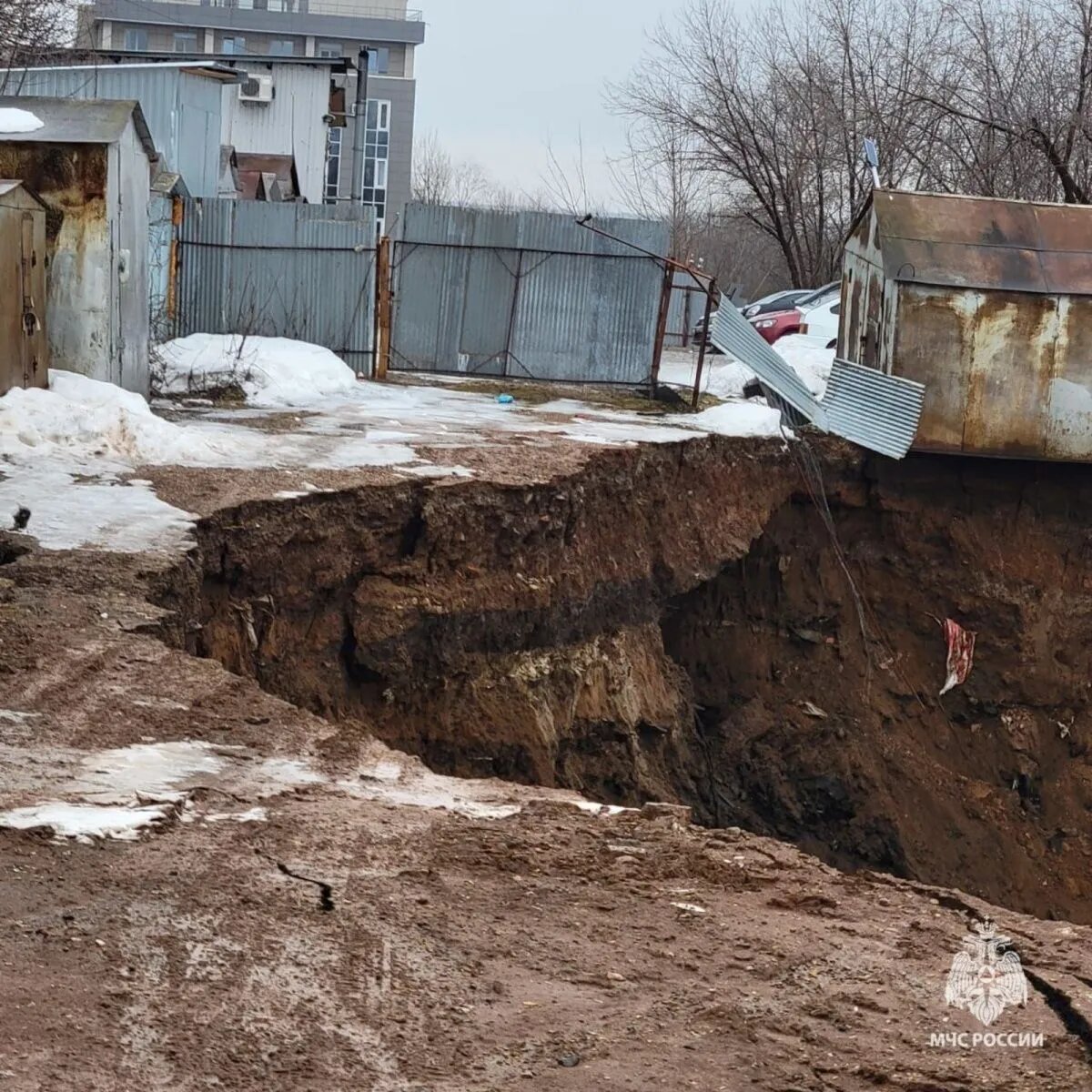 Место обвала грунта. Источник: bashinform.ru Автор фото: Пресс-служба МЧС 
