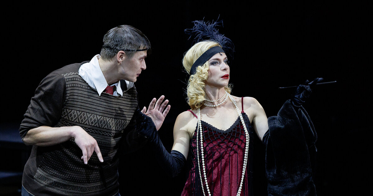 Очаровательная Мария Матто в роли Мезальянсовой и Павел Новиков в роли Оптимистенко. Спектакль "Баня" в "Театре Романа Виктюка".