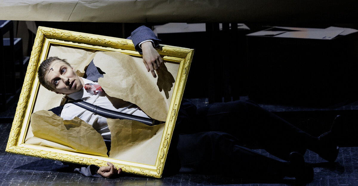 Станислав Мотырев в роли самого обаятельного бюрократа Победоносикова. Спектакль "Баня" в "Театре Романа Виктюка".