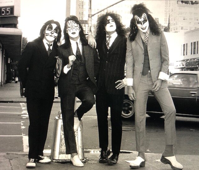 Слева направо: Питер Крисс (Peter Criss), Эйс Фрейли (Ace Frehley), Пол Стэнли (Paul Stanley) и Джин Симмонс (Gene Simmons) во время съёмок для обложки альбома “Dressed To Kill”, 1974 год