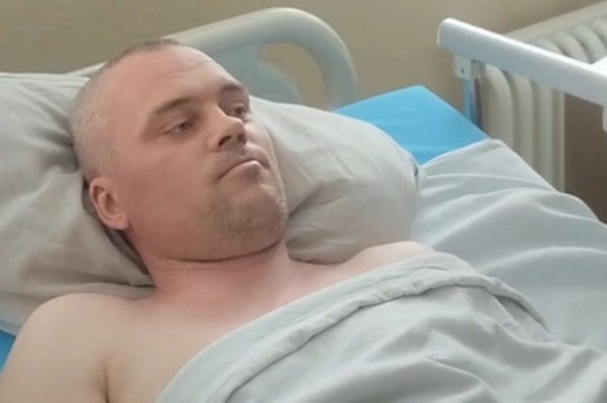    Обвиняемого привезли на койке-каталке, он был накрыт простынёй и выглядел довольным, даже иногда улыбался.