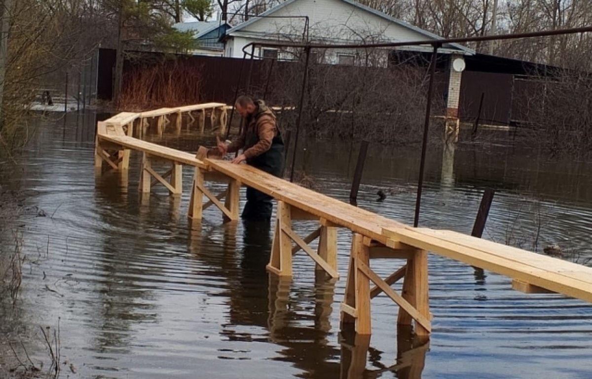    В рязанских Борках из-за разлива установили пешеходные мостики