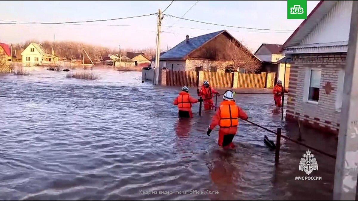 [ Смотреть видео на сайте НТВ ] МЧС опубликовало новое видео с эвакуацией из затопленного Орска — спасатели работают по пояс в воде. Сотрудники МЧС на лодках эвакуируют людей из затопленного Орска.