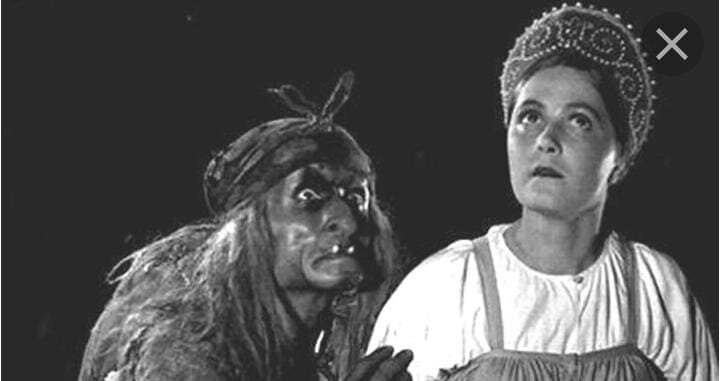 Фото нашей семьи. Сатрап в кокошнике, я рядом, как обычно. 