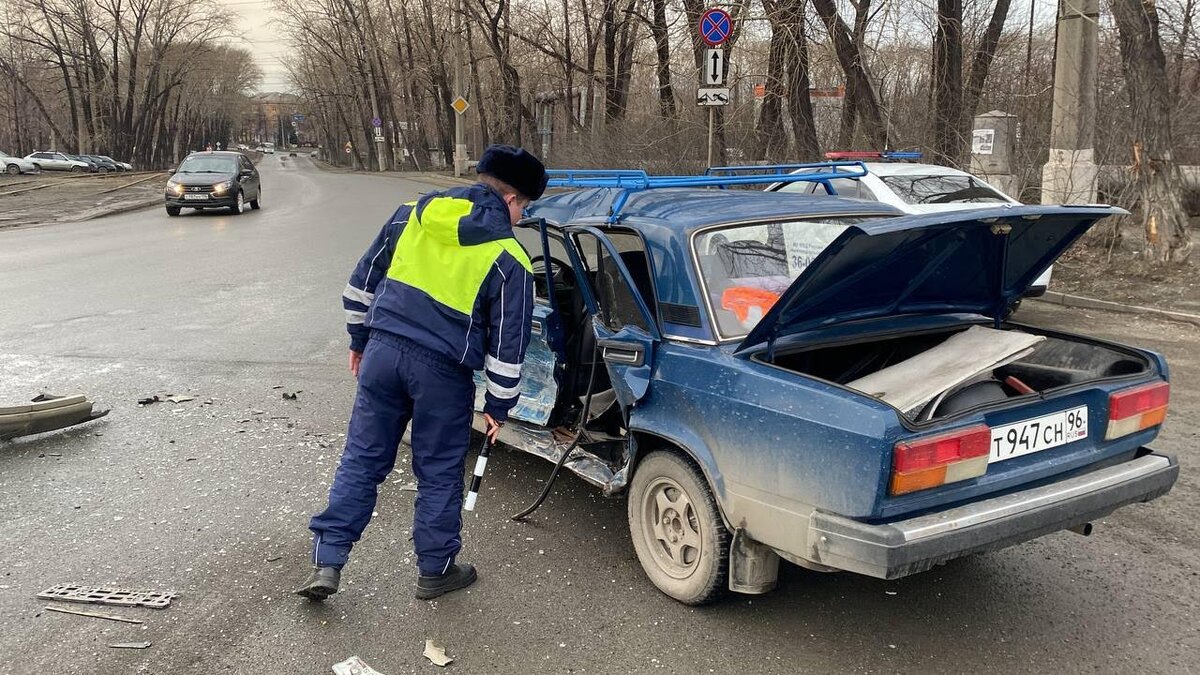 Необычный побег: виновник аварии в Нижнем Тагиле скрылся на автобусе,  оставив машину на дороге | Новости Нижнего Тагила | Дзен