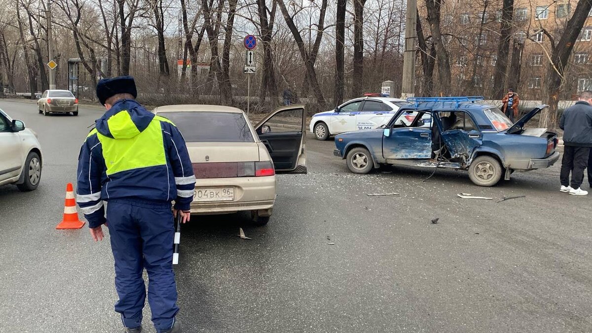 Необычный побег: виновник аварии в Нижнем Тагиле скрылся на автобусе,  оставив машину на дороге | Новости Нижнего Тагила | Дзен