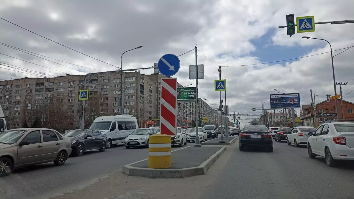     На оживлённом перекрёстке в Волгограде из-за ДТП маршрутки и такси образовалась пробка в двух направлениях. Волгоградским автомобилистам лучше объезжать улицу Хиросимы и прилегающий к ней участок улицы Рокоссовского.
