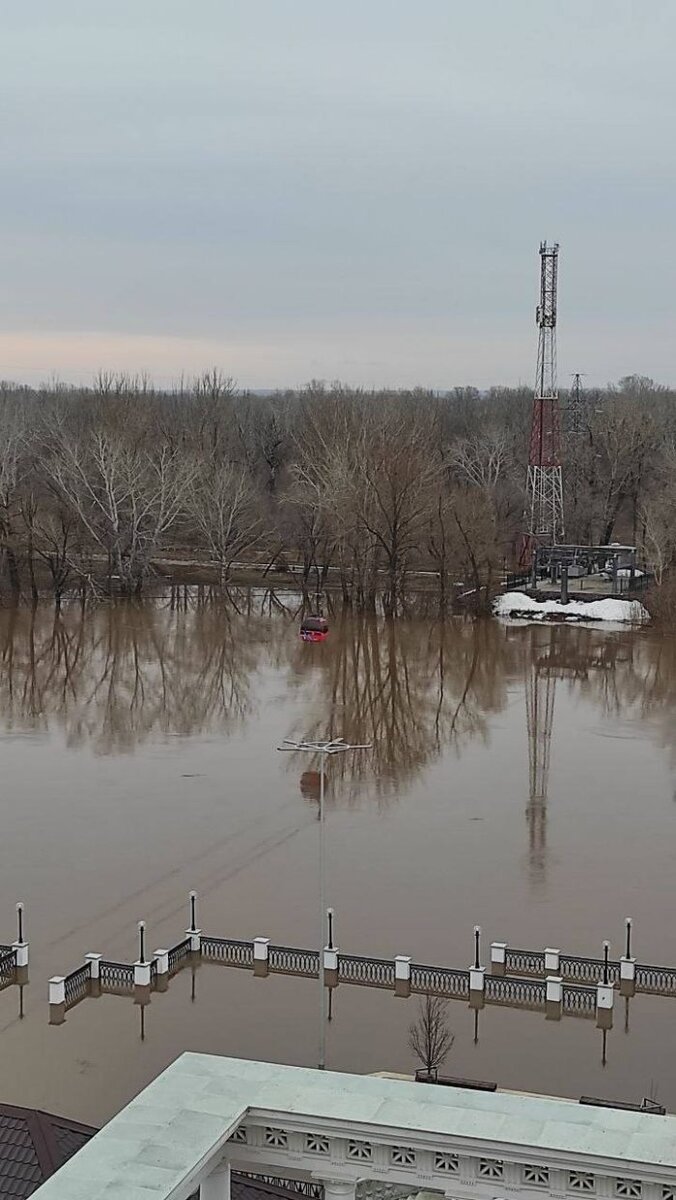 В Оренбурге растет уровень Урала. Набережная ушла под воду | Оренбург Медиа  | Дзен