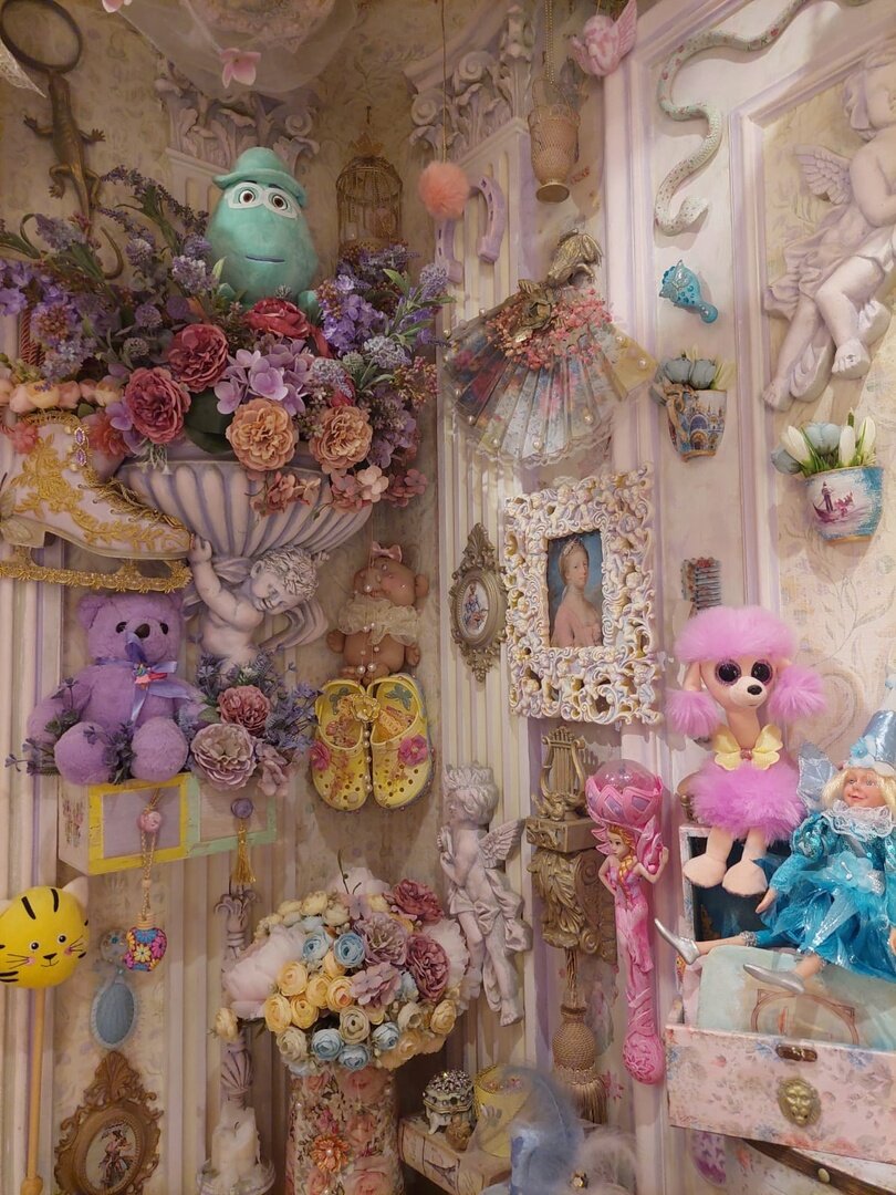 Интерьер кофейни в стиле Барби Кор