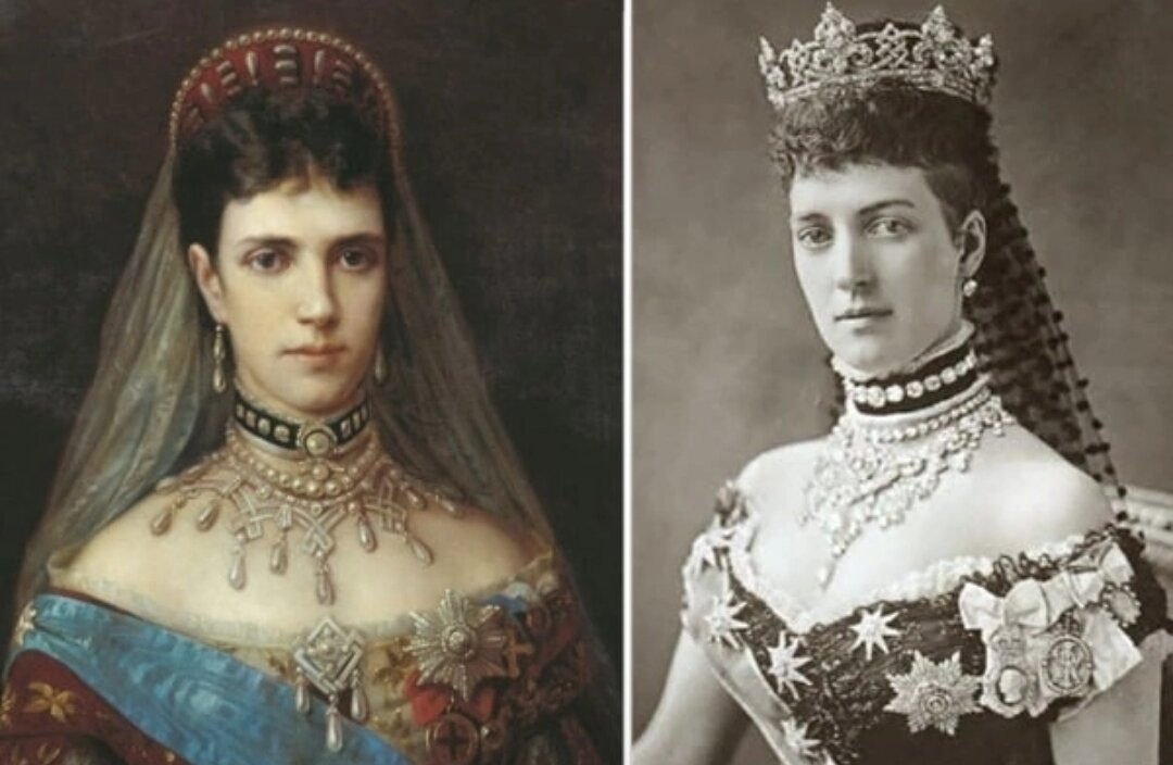 Александра Датская (королева Великобритании) очень часто носила украшения, закрывающие шею. Она ввела в моду чокер , от английского слова «choker», что значит в переводе — душитель. У неё на шее с детства был небольшой шрам, а высокие жемчужные колье его прикрывали. То, что носила королева — носила вся Англия, в те годы королевские особы были примером для подражания.