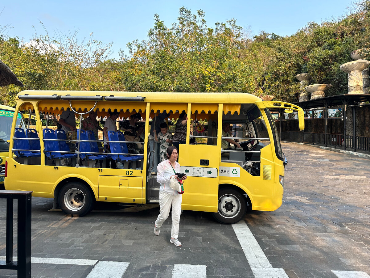 Автобусы, катающие туристов по территории