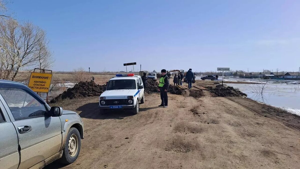 Затопило проезжую часть. В Омской области ограничили дорожное движение  из-за паводка | gorod55.ru | Дзен