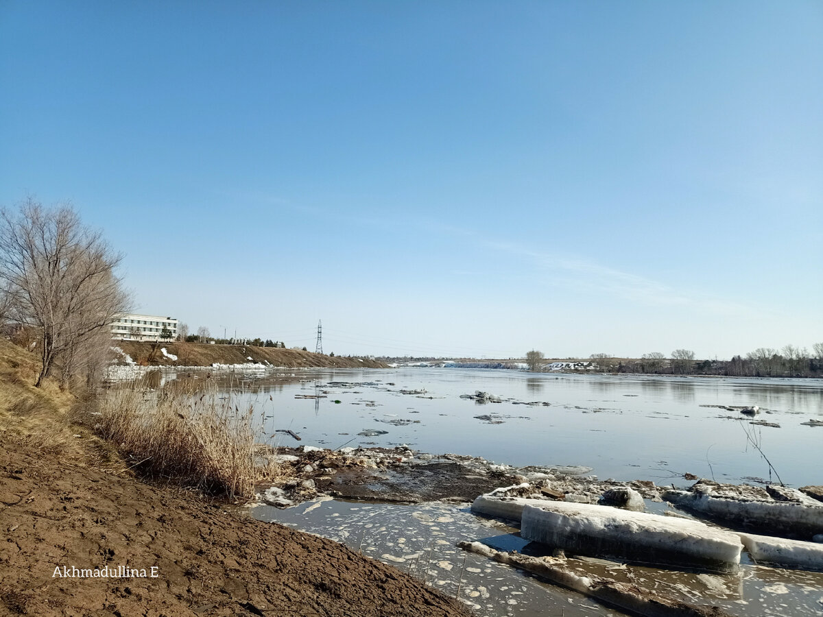 Часть набережной смыло водой, а навесной мост унесло течением. Паводок в  Троицке | Кошка в окошке - книжки из фетра | Дзен